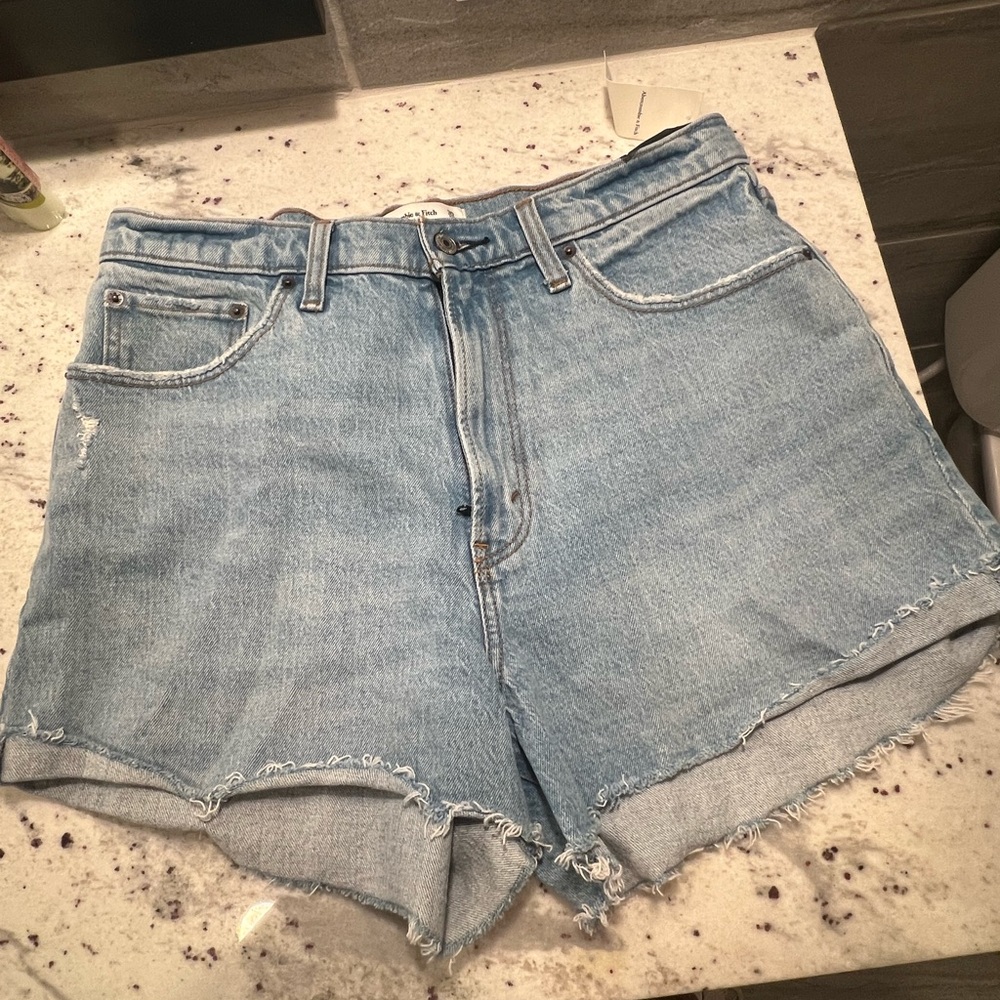 Abercrombie high rise mom short